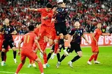 易游体育-精彩足球比赛引发球迷热议，比分悬念难料