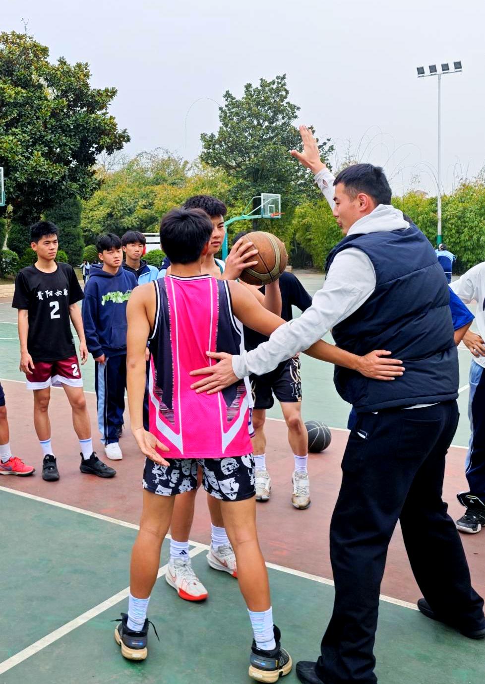 球员们正在进行最后的冲刺训练，准备迎接挑战(球员们正在进行最后的冲刺训练,准备迎接挑战英语)